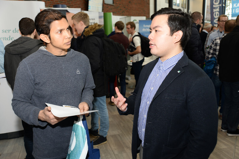 Huy Quang Vu (t.h.) i prat med en student på Karrieredagen i Grimstad.