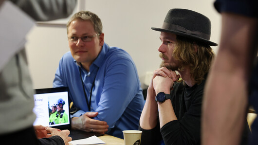 Foto av studenten Bjørn Kjetil Hovrerak tar en prat med representanter fra Å Energi. 