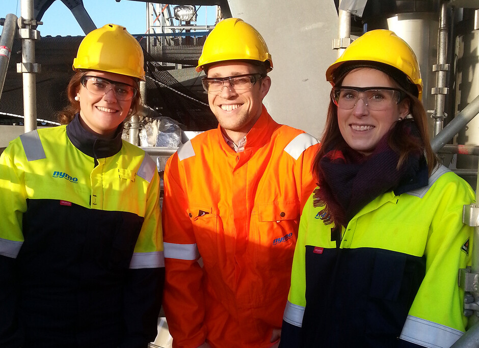 Studentgruppa Camilla Drivenes, Vidar Hellum og Benedicte Thunning Kluck ombord på North Dragon.