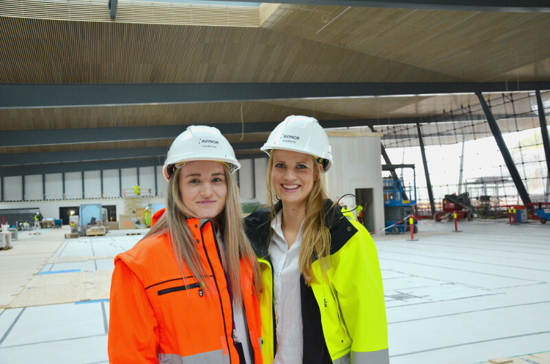 Camilla Rye (t.v.) og Ingrid Lothe Eldholm på den nye terminalen på Flesland. Her står de i den kommende avgangshallen. 