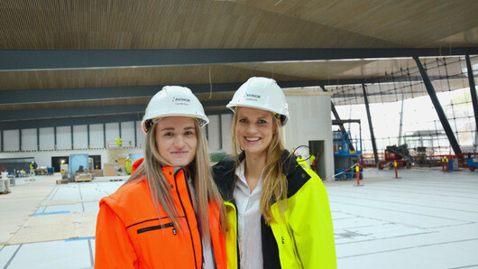 Camilla Rye (t.v.) og Ingrid Lothe Eldholm på den nye terminalen på Flesland. Her står de i den kommende avgangshallen. 
