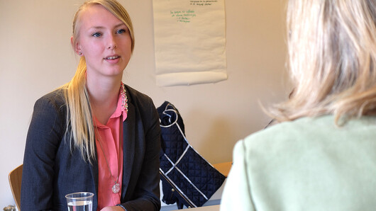Student Marte B. Drageset blir intervjuet av Anna Gunningsberg fra Trainee Sør.
