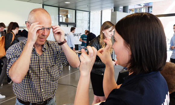 Hallgeir Nilsen prøver studentenes Google Glass-tjeneste